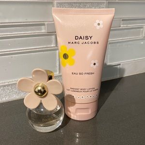 DAISY MARC JACOBS EAU DE FRESH EAU DE TOILETTE .68 OZ & BODY LOTION 5.1 OZ SET